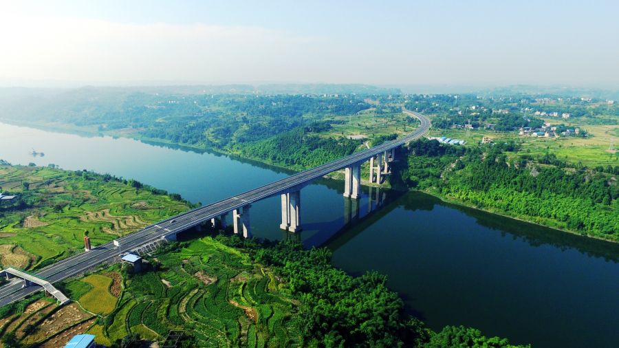 巴南廣高速--渠江特大橋座于廣安市岳池縣羅渡鎮(zhèn)與中和鎮(zhèn)之間的渠江上，是巴南廣高速上唯一一座跨深水的特大橋。大橋全長(zhǎng)526.00m,橋面寬28.00m，大橋至水面高度達(dá)65.00m，主線(xiàn)設(shè)計(jì)時(shí)速80.00km,主橋?yàn)榉址竭B續(xù)鋼構(gòu)，引橋?yàn)榉址胶?jiǎn)支30.00mT梁，主跨長(zhǎng)160.00m,邊跨長(zhǎng)85.00m。.jpg