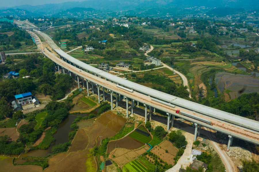 瀘永高速公路隆敘鐵路跨線橋設計橋長 482.25m，孔數及孔徑 (孔-m)：19×25；該橋上部結構采用預應力砼(后張) 小箱梁；下部結構橋臺采用 U 臺，橋墩采用柱式墩，橋墩采用樁基礎，橋臺采用擴大基礎。項目的建成為瀘州構建區域性綜合交通樞紐，打造旅游集散中心提供有力支撐，為帶動成渝經濟區“雙核五帶”布局，促進成渝地區區域合作發展具有重要意義。.jpg