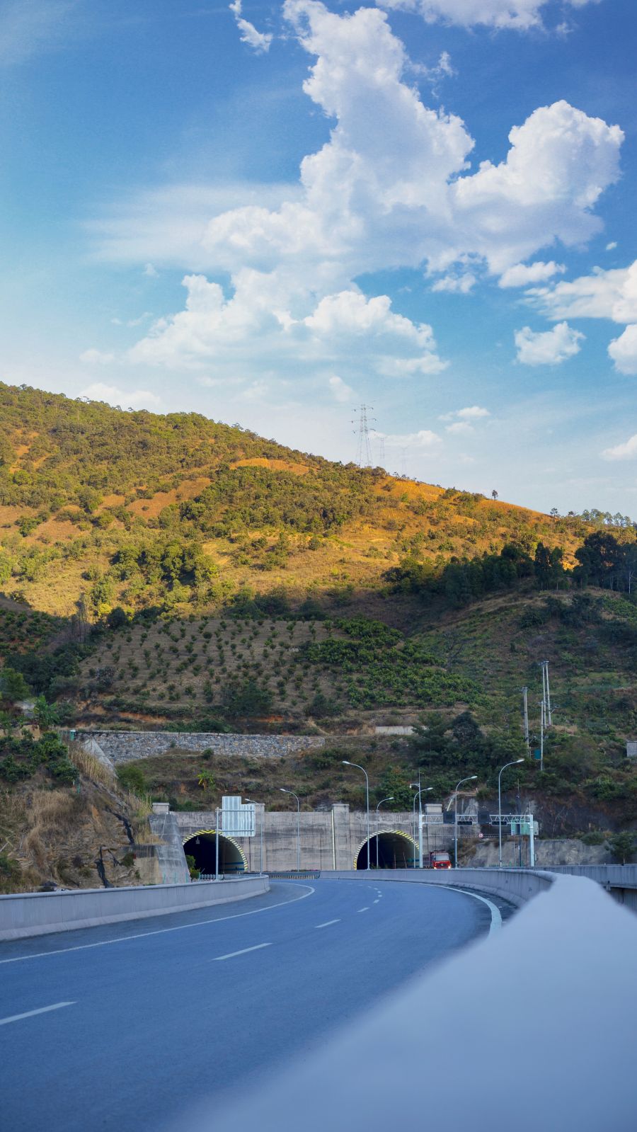 攀大高速公路-寶鼎2號隧道全長8775m，最大埋深約647m，為雙向分離式越嶺隧道，位于四川省攀枝花市仁和區境內，2019年12月5日順利貫通，是攀枝花至大理高速（四川境）公路的控制工程。隧道穿越高瓦斯段落4383米、穿越含煤地層72層，全國罕見。該工程克服地質構造復雜，多次穿越煤層、采空區、斷層、瓦斯突出、涌水塌方等一系列重大施工難題，榮獲當時全國在建高速公路最長的瓦斯突出隧道、全國在建高速公路瓦斯突出.jpg