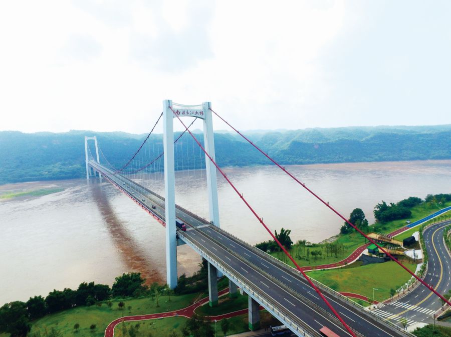 宜瀘高速南溪長(zhǎng)江大橋位于四川省宜賓市南溪區(qū)，北端連接羅龍鎮(zhèn)，南端連接江南鎮(zhèn)，是宜瀘高速公路工程建設(shè)中最具影響力的特大型橋梁，是宜瀘高速公路的三大控制性工程之一。大橋?yàn)橹骺?20米的單跨鋼箱梁懸索橋，全橋長(zhǎng)1295.89米。設(shè)計(jì)時(shí)速每小時(shí)80公里，設(shè)計(jì)寬27.5米，車行道24.5米雙向四車道，加2×1.5米人行道。.jpg