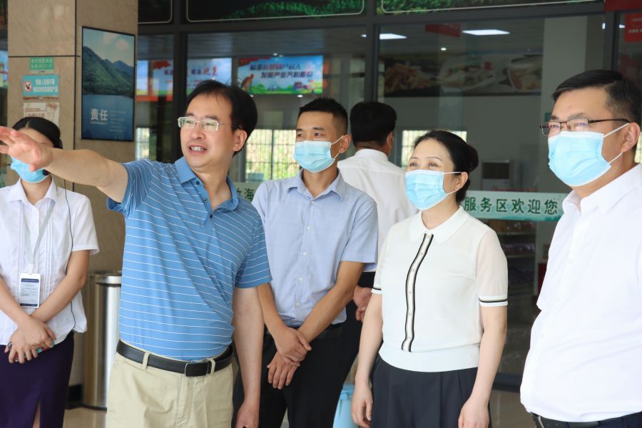 7月12日-13日，四川省紀委監(jiān)委駐蜀道集團紀檢監(jiān)察組組長、蜀道集團黨委委員、紀委書記張毅率隊赴宜瀘宜敘公司開展半年度安全環(huán)保綜合督查暨防汛減災(zāi)專項督查和“夏送清涼”慰問活動 (4).jpg