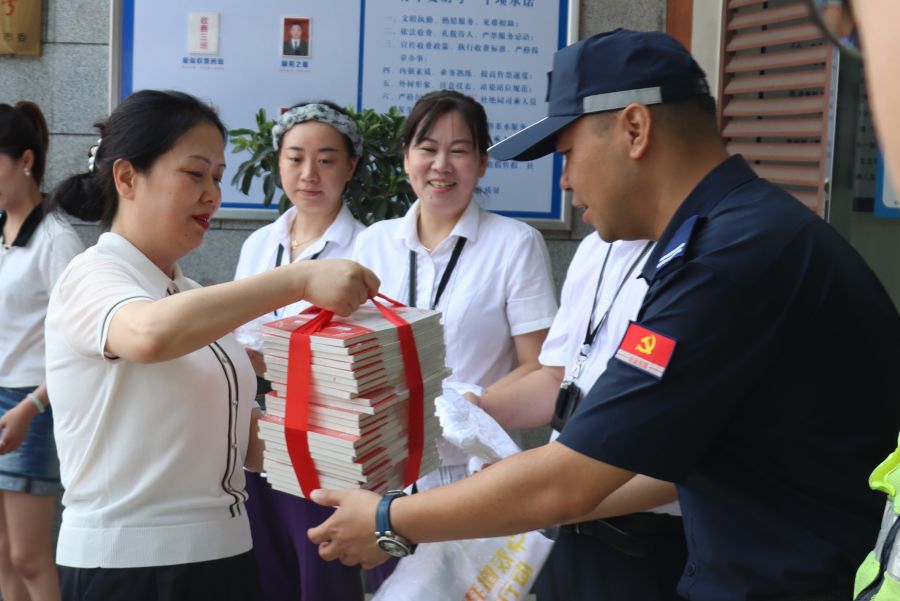 7月12日-13日，四川省紀委監(jiān)委駐蜀道集團紀檢監(jiān)察組組長、蜀道集團黨委委員、紀委書記張毅率隊赴宜瀘宜敘公司開展半年度安全環(huán)保綜合督查暨防汛減災(zāi)專項督查和“夏送清涼”慰問活動 (1).jpg