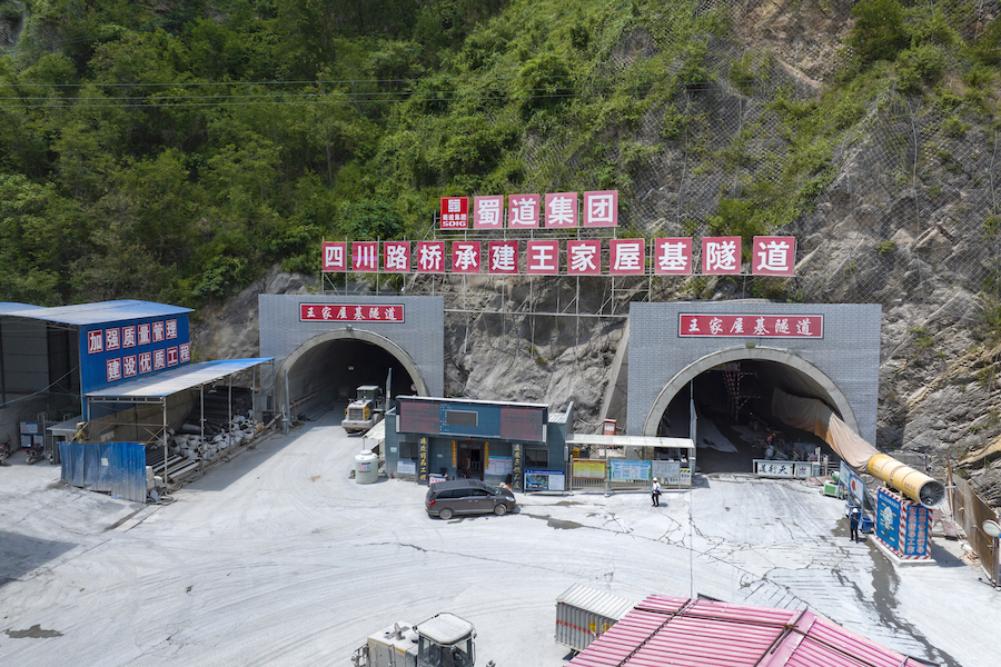沿江高速金寧段3標(biāo) (王家屋基隧道).jpg