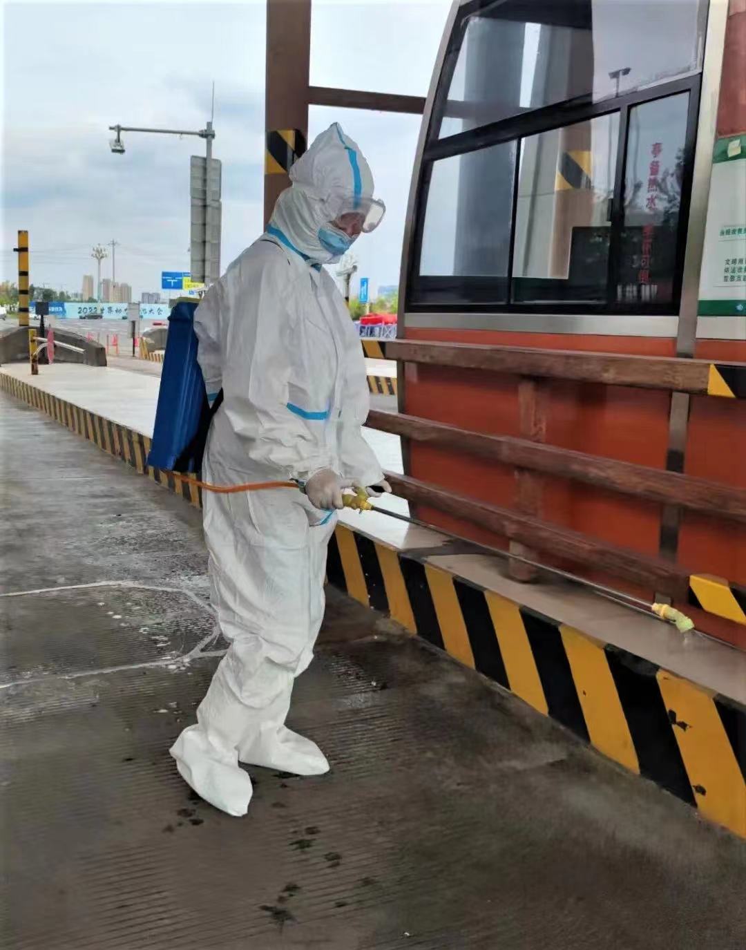 宜瀘高速收費(fèi)員進(jìn)行防疫消毒.jpg