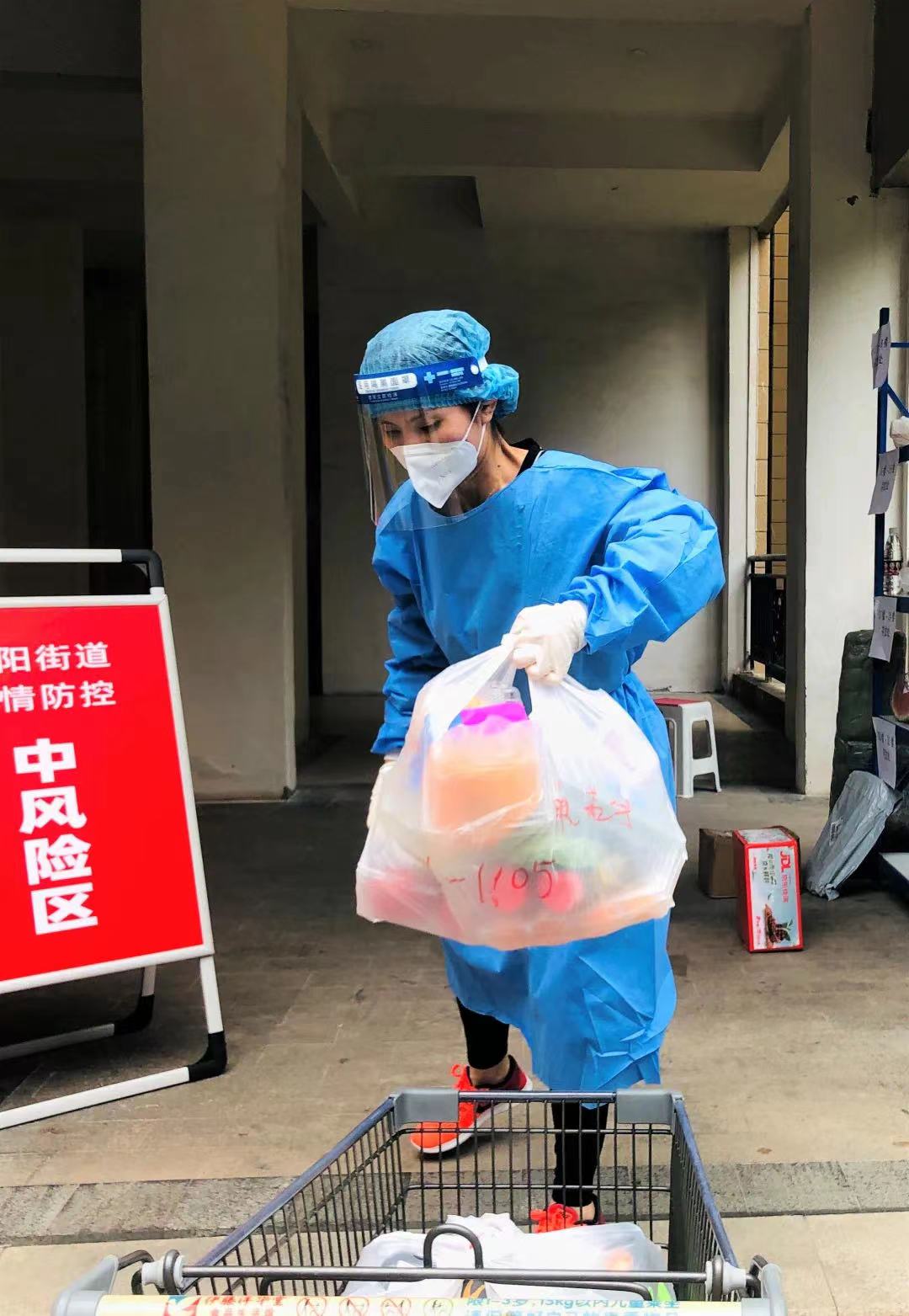 蓉城二繞公司黨員幫助居家隔離群眾運(yùn)送物資.jpg