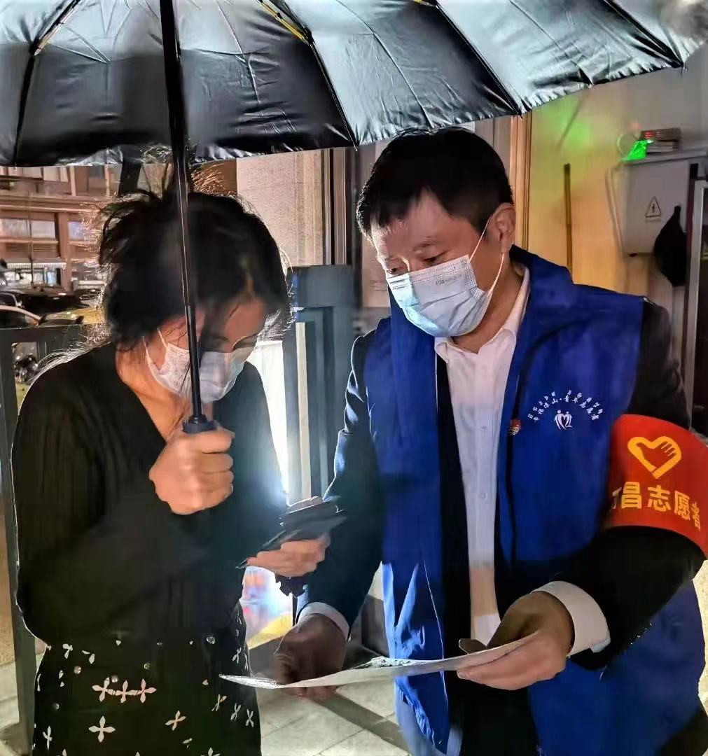 西香公司黨員協(xié)助社區(qū)開展核酸檢測(cè)、人員排查工作.jpg