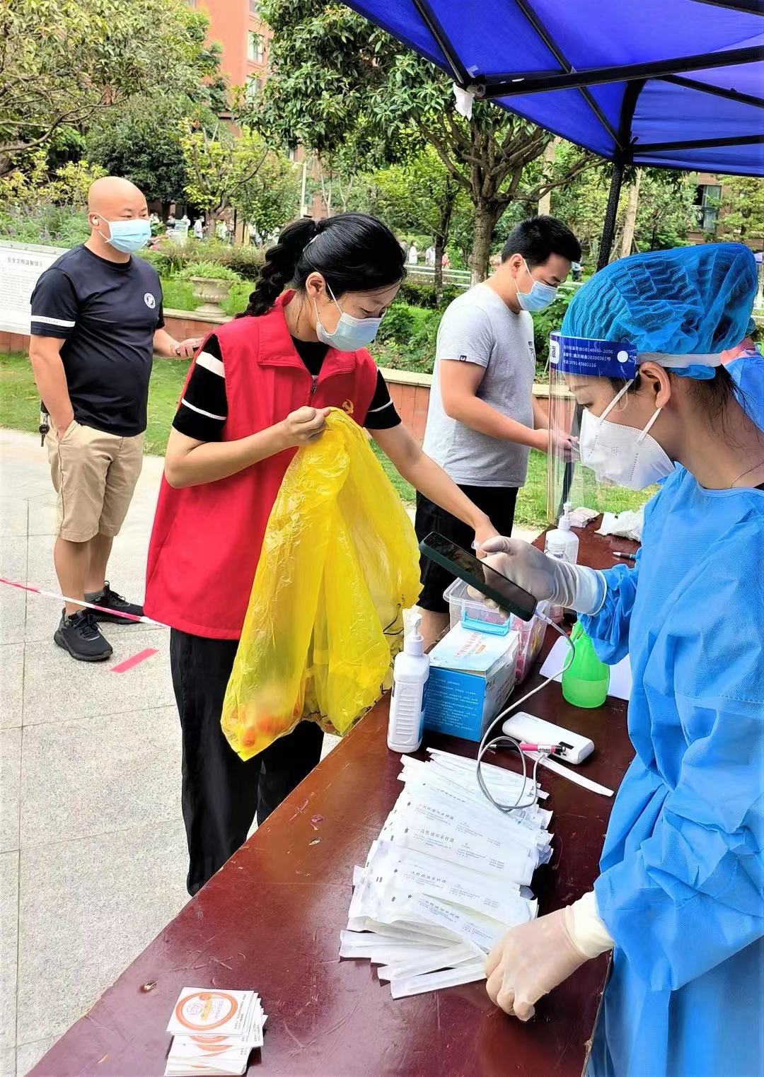沿江攀寧公司黨員志愿者協(xié)助社區(qū)開展核酸檢測(cè)工作.jpg