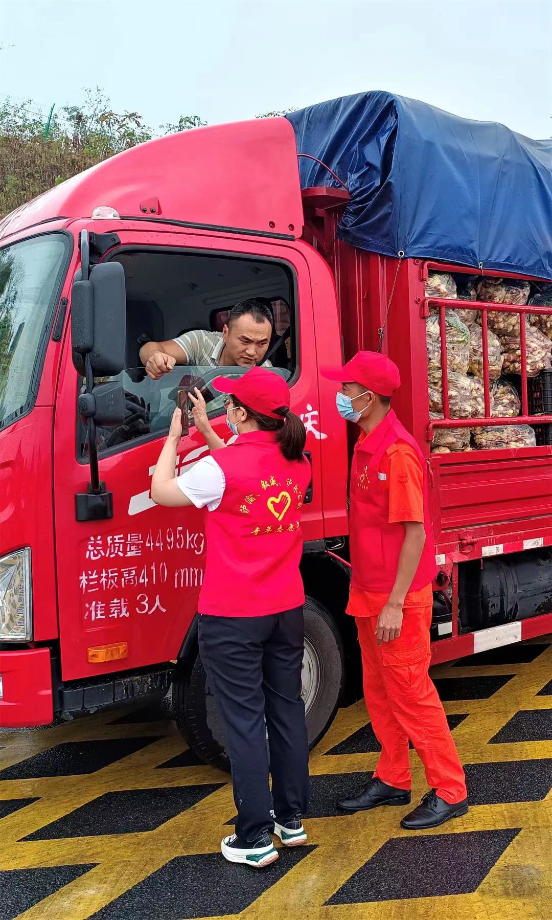 瀘渝公司志愿者協(xié)助檢查司乘人員健康碼、行程卡、核酸檢測(cè)報(bào)告.jpg